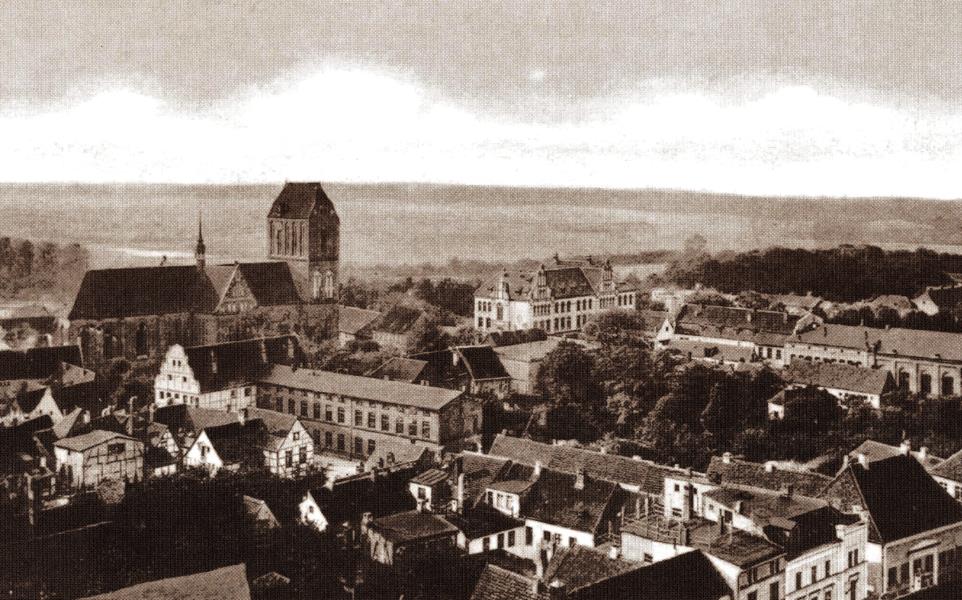 Aerial view of Güstrow in the 1930s; the Dom and the Domschule left center